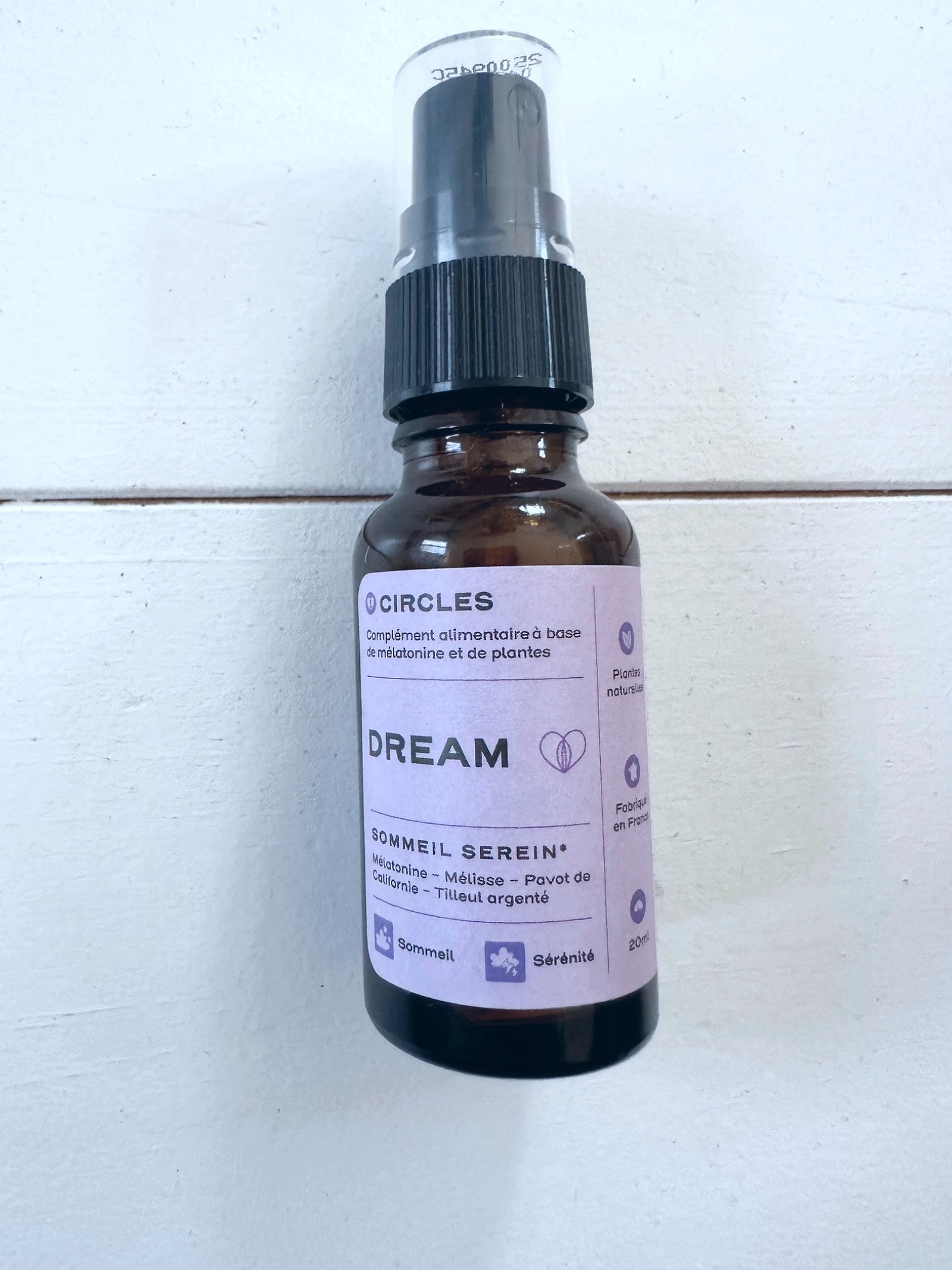 Spray Circles Dream à la mélatonine, aide à réduire le temps d’endormissement – flacon ambré sur fond clair